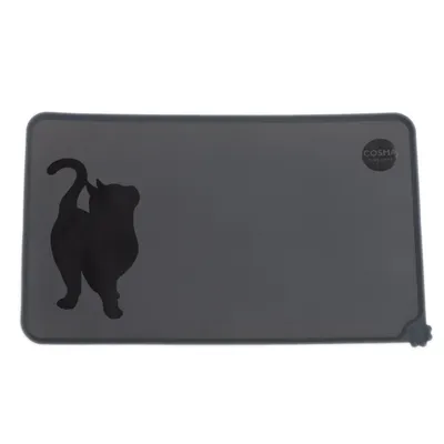 Tapis rectangulaire gris avec silhouette de chat noir et inscription visible : COSMA PURE LOVE dans un coin. Matière plastique apparente.