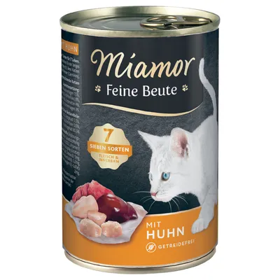 Miamor Feine Beute -kissanruokapurkki, etiketti: 7 Sieben Sorten Fleisch & Innereien, mit Huhn, getreidefrei. Kuvassa valkoinen kissa ja lihaa.