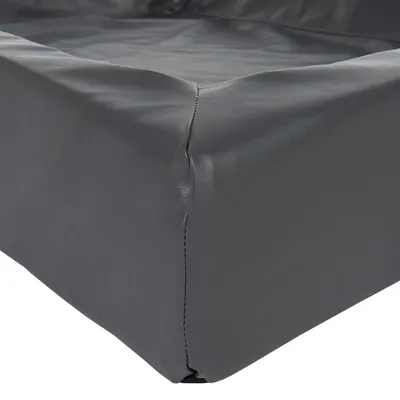 Nahaufnahme einer grauen, glatten Oberfläche mit Nähten, möglicherweise Material eines Tierbetts oder einer Abdeckung.