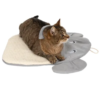 Braune Katze liegt auf einer grauen Kratzmatte in Tierform mit Sisalfläche und Ohren aus Stoff.