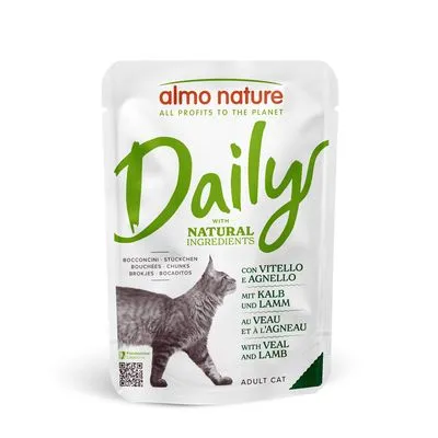 almo nature Daily met natuurlijke ingrediënten, stukjes kalf en lam, adult cat. Tekst: all profits to the planet. Afbeelding van een kat op de verpakking.