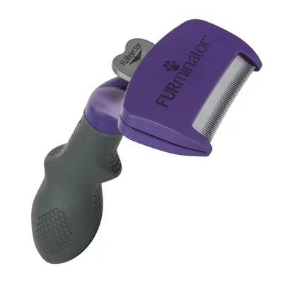 FURminator nástroj na péči o srst s fialovou hlavicí a ergonomickou rukojetí, viditelné tlačítko FurEjector.