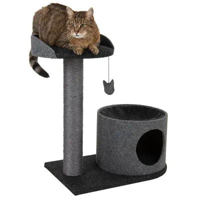 Arbre à chat gris avec poteau à griffer en corde, plateforme supérieure occupée par un chat tigré, jouet suspendu et niche ronde ouverte à la base.