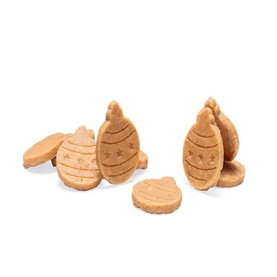 Flere runde, brune småkager formet som julekugler med stjerne- og linjemønster, løst arrangeret på hvid baggrund. Flere runde, brune småkager formet som julekugler med stjerne- og linjemønster, løst arrangeret på hvid baggrund.