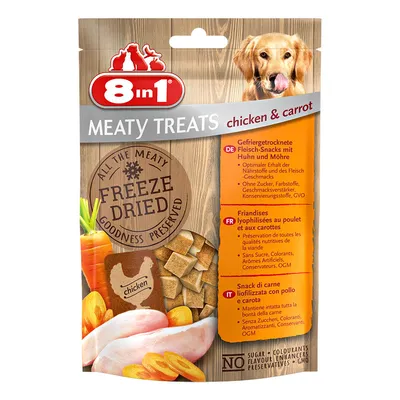 Συσκευασία 8in1 Meaty Treats freeze dried με κοτόπουλο & καρότο. Εμφανίζεται το κείμενο: NO sugar, colourants, flavour enhancers, preservatives, GMO. Ορατά κομμάτια λιχουδιάς, κοτόπουλο, καρότα.