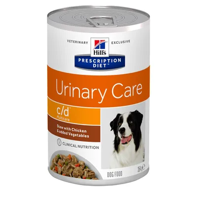 Konzerva Hill's Prescription Diet Urinary Care c/d Multicare pro psy, Stew with Chicken & added Vegetables, 354 g. Na obalu pes a miska s krmivem.