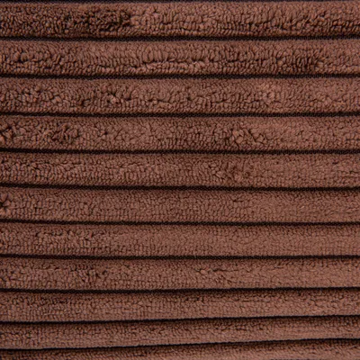 Nahaufnahme eines braunen, gerippten Stoffmaterials mit weicher Textur.