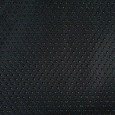 Nahaufnahme eines schwarzen, perforierten Stoffmaterials mit kleinen Löchern für Atmungsaktivität.