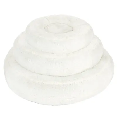 Rond, wit, pluizig kussen met drie op elkaar liggende ringen.