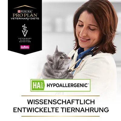 Purina Pro Plan Veterinary Diets, HA St/Ox Hypoallergenic. Texte en allemand : Wissenschaftlich entwickelte Tiernahrung. Vétérinaire tenant un chat gris.