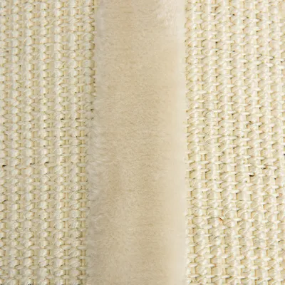 Nahaufnahme eines beigen Sisal-Gewebes mit einem Streifen aus weichem Plüschmaterial in der Mitte.
