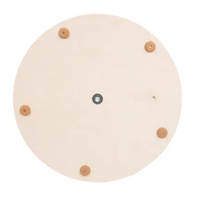 Okrągła drewniana podstawa z sześcioma widocznymi śrubami i metalowym elementem pośrodku, widok od spodu.