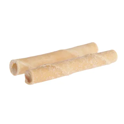 Zwei naturfarbene Kausnacks in Rollenform, geeignet als Hundekauartikel.