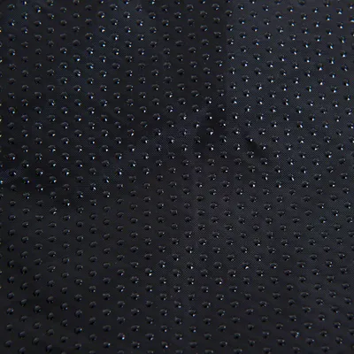 Nahaufnahme eines schwarzen, rutschfesten Materials mit kleinen Punkten.
