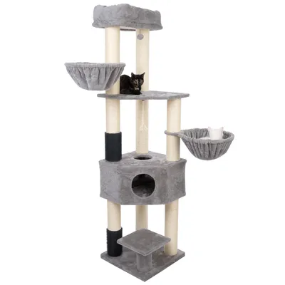 Arbre à chat gris avec plusieurs plateformes, deux paniers suspendus occupés par des chats, poteaux recouverts de sisal et niche fermée au centre. Matériaux visibles : tissu, sisal, plastique.