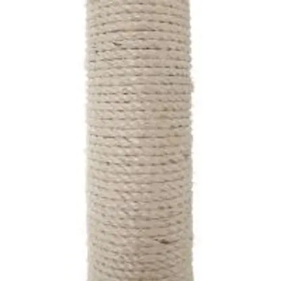 Søjle omviklet med lyst sisalreb, synlig struktur og materiale. Ingen mærker eller tekst synlige.