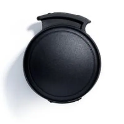 Sort, rund plastiklåg set ovenfra uden synlig tekst eller mærkning.