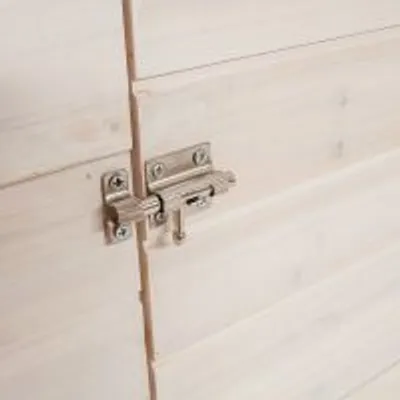 Metallås monteret på lyst træ, synlig låsemekanisme med skruer. Ingen mærker eller tekst synlige.