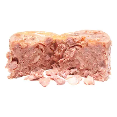 Alimento umido per animali, porzione di paté tagliata a metà con consistenza compatta e pezzetti visibili, senza confezione o marchio identificabile.