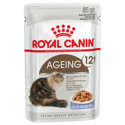 Royal Canin Ageing 12+ пауч 85 г за котки над 12 години, желирани хапки. Видима котка и купичка с храна. Текст: За стареещи котки в възраст над 12 лет.