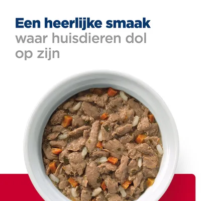Een heerlijke smaak waar huisdieren dol op zijn. Kom met natvoer voor huisdieren, zichtbaar stukjes vlees, wortel en rijst in saus.