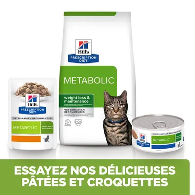 Hill's Prescription Diet Metabolic pour chats, sachet, sac et boîte visibles. Texte : weight loss & maintenance, veterinarian recommended. Chat devant les produits. Hill's Prescription Diet Metabolic pour chats, sachet, sac et boîte visibles. Texte : weight loss & maintenance, veterinarian recommended. Chat devant les produits.