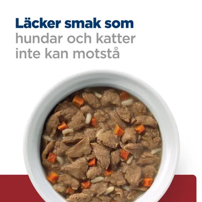 Text: Läcker smak som hundar och katter inte kan motstå. Skål med våtfoderbitar, synliga morotsbitar och ris.