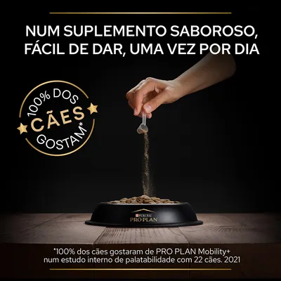 Texto: Num suplemento saboroso, fácil de dar, uma vez por dia. 100% dos cães gostam. Purina Pro Plan Mobility+. Mão a polvilhar suplemento em ração numa taça preta Pro Plan.