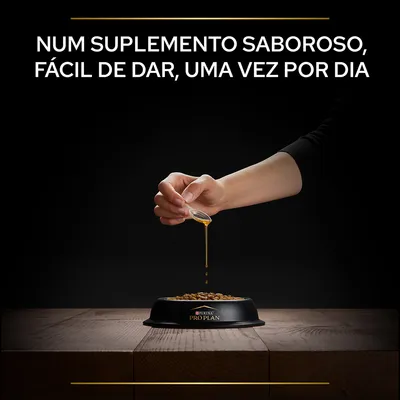 Texto: 'Num suplemento saboroso, fácil de dar, uma vez por dia'. Mão a verter líquido sobre ração numa taça preta com a marca Purina Pro Plan visível.