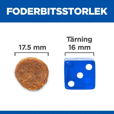 Foderbitsstorlek: foderbit 17,5 mm bredvid blå tärning 16 mm. Jämförelse av storlek mellan foderbit och tärning.