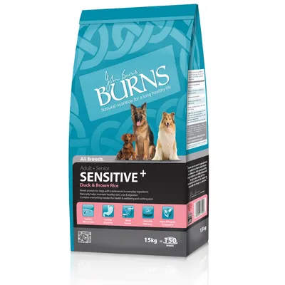 Burns Sensitive+ Adult Senior Duck & Brown Rice hundefoder, 15 kg, tekst: Natural nutrition for a long healthy life, 150 meals, billeder af tre hunde på pakken.