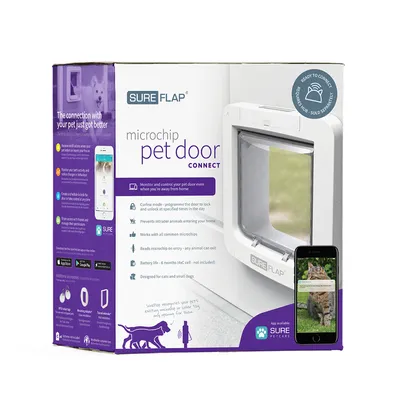 Emballage de la chatière connectée SURE FLAP microchip pet door, compatible application mobile, contrôle à distance, fonctionne avec micropuces, pour chats et petits chiens. Texte en anglais.