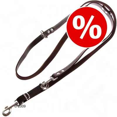 Correa de cuero marrón con mosquetón metálico y símbolo de porcentaje en círculo rojo, indicando oferta o descuento visible en la imagen.