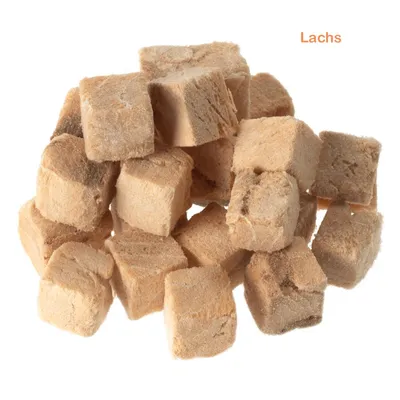 Кубики лакомства светло-коричневого цвета, надпись на изображении: Lachs (на немецком языке)