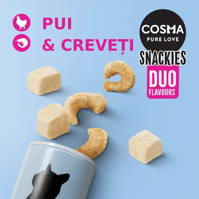 COSMA PURE LOVE SNACKIES DUO FLAVOURS, PUI & CREVEȚI. Cuburi și bucăți de snack pentru pisici lângă o cutie cu siluetă de pisică pe fundal albastru.