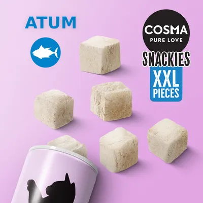 Cosma Pure Love Snackies XXL Pieces, atum. Cubos de snack liofilizado visíveis junto a embalagem com silhueta de gato. Texto em inglês e português na imagem.
