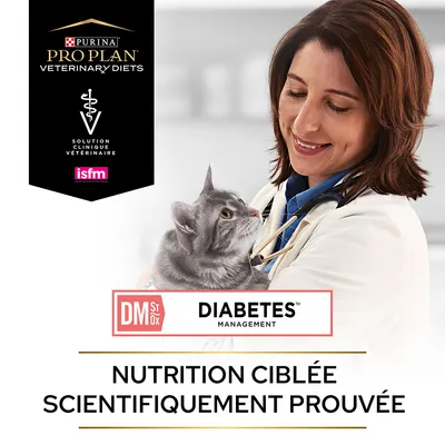 Purina Pro Plan Veterinary Diets, Solution clinique vétérinaire, ISFM, DM St/Ox Diabetes Management, Nutrition ciblée scientifiquement prouvée, vétérinaire tenant un chat gris.