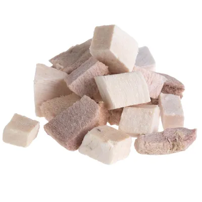 Cubetti di snack liofilizzati per pet, senza confezione visibile, colori naturali beige e marrone chiaro.