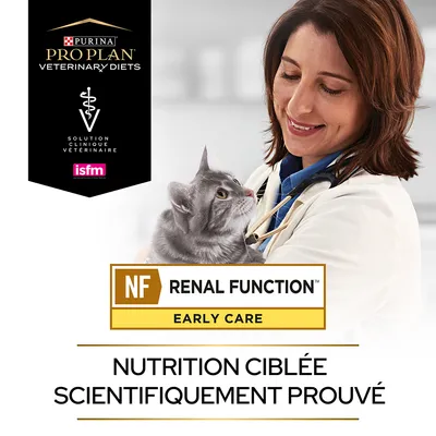 Purina Pro Plan Veterinary Diets, Solution clinique vétérinaire, isfm, NF Renal Function Early Care, Nutrition ciblée scientifiquement prouvé. Chat dans les bras d’un vétérinaire.