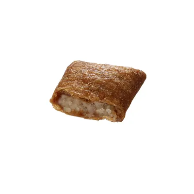Nahaufnahme eines braunen, rechteckigen Snacks mit knuspriger Aussenschicht und weisser Füllung.