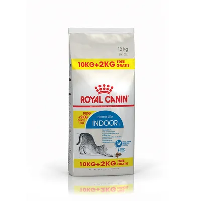 Sacco da 12 kg di Royal Canin Home Life Indoor 27, offerta 10 kg + 2 kg gratis. Immagine di un gatto e crocchette sulla confezione. Testo visibile: riduzione odore feci.