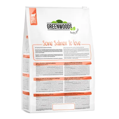 Sac de croquettes pour chat adulte Greenwoods, texte visible : Some Salmon to love. Ingrédients principaux listés : saumon, épinards, cranberries. Texte en anglais et autres langues.