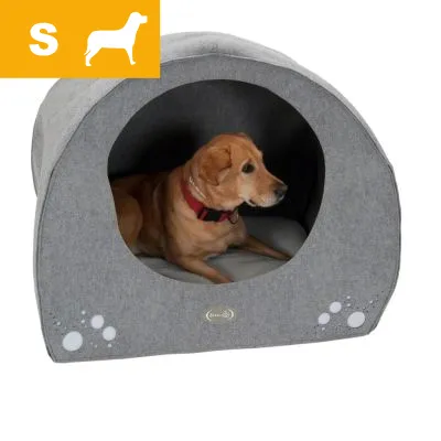 Hund i grå hundehule med pude, mærket 'S' og hvid silhuet af hund øverst til venstre. Synlig rød halsbånd på hunden. Materiale ligner stof.