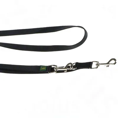 Schwarze Hundeleine aus Nylon mit Metallkarabiner und verstellbarer Länge, kleines grünes Logo sichtbar.
