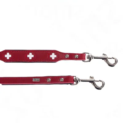 Hundkoppel i rött läder med metallspännen, utskurna kors och synlig Hunter-märkning.