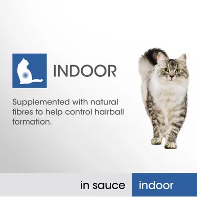 Teksti: INDOOR. Supplemented with natural fibres to help control hairball formation. in sauce indoor. Kuvassa kissa ja sininen kissasymboli.
