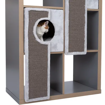Kattmöbel av trä med klösytor och integrerat gömställe. Rektangulär struktur med grå och beige detaljer.