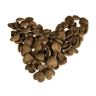 Piezas de pienso seco en forma de corazón, de color marrón oscuro, dispuestas en forma de corazón.
