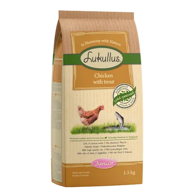 Saco de 1,5 kg de pienso Lukullus Junior, Chicken with trout, con imágenes de pollo y trucha, sello Cold-pressed y textos en inglés sobre ingredientes naturales para perros jóvenes.