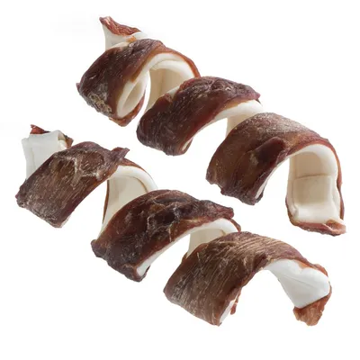 Kausnacks aus weissem Rinderhautstreifen, umwickelt mit getrocknetem Fleisch. Ideal für langes Kauen und Beschäftigung.